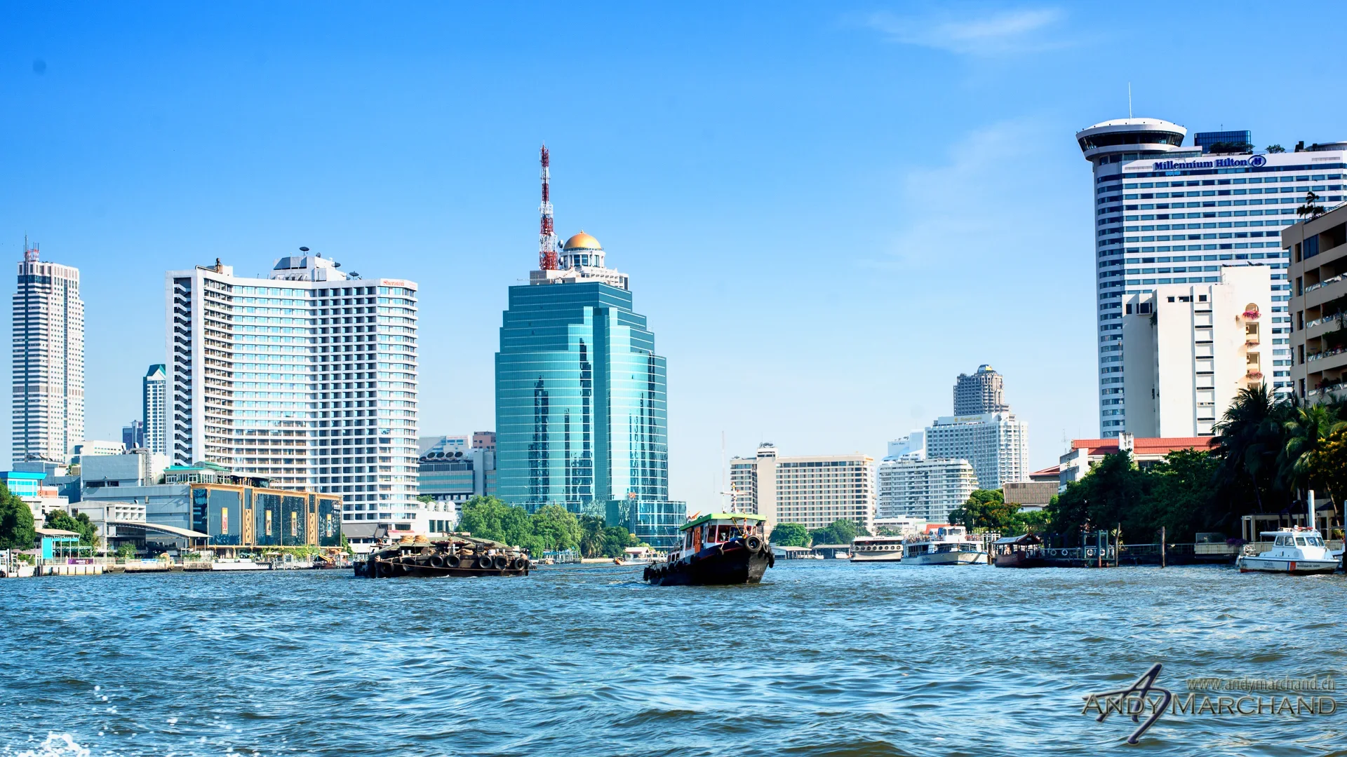 Bangkok mit Hochhäusern und Booten am Chao Phraya