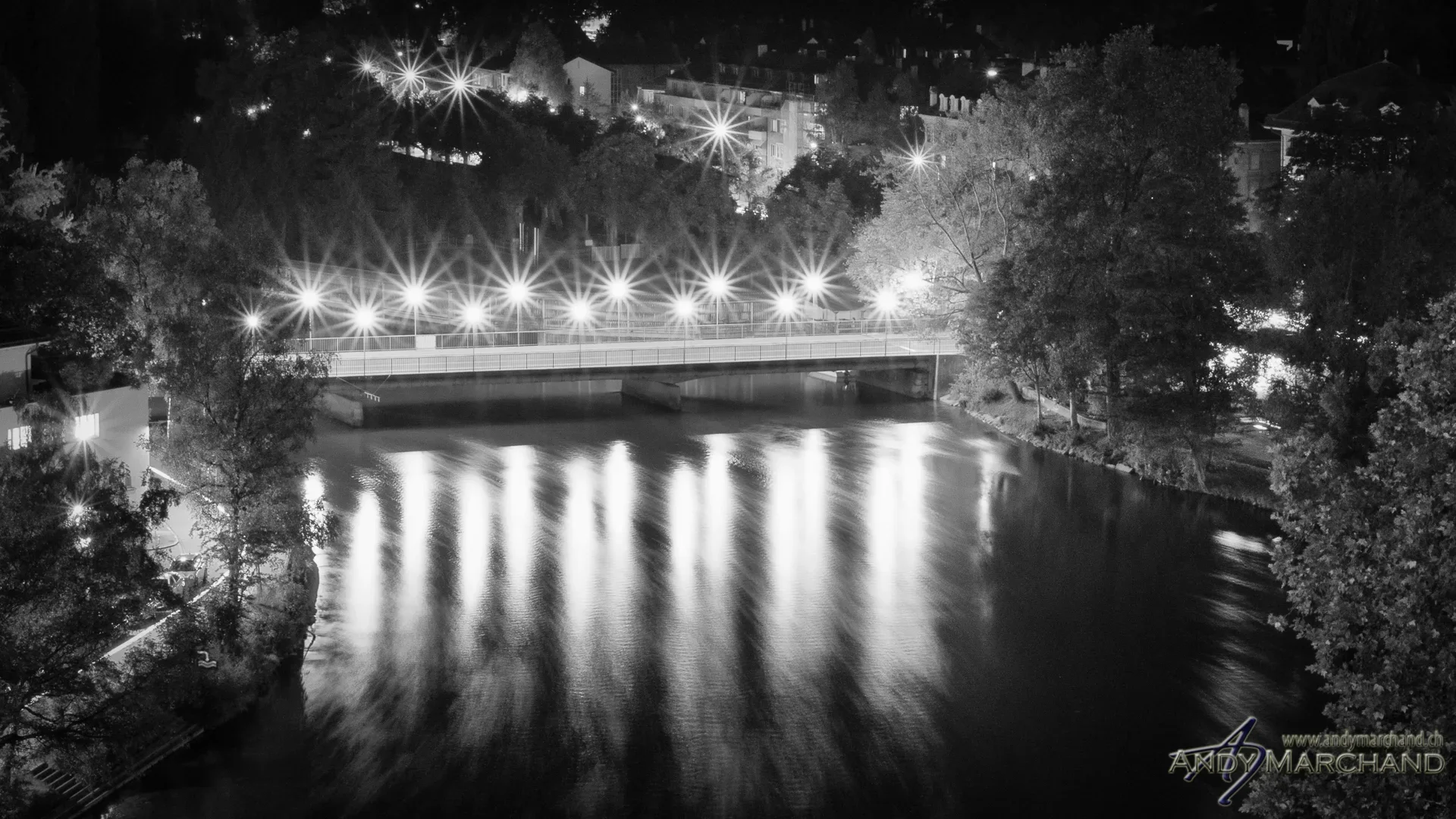 Schwarzweisse Nachtaufnahme der beleuchteten Dalmazibrücke über der Aare