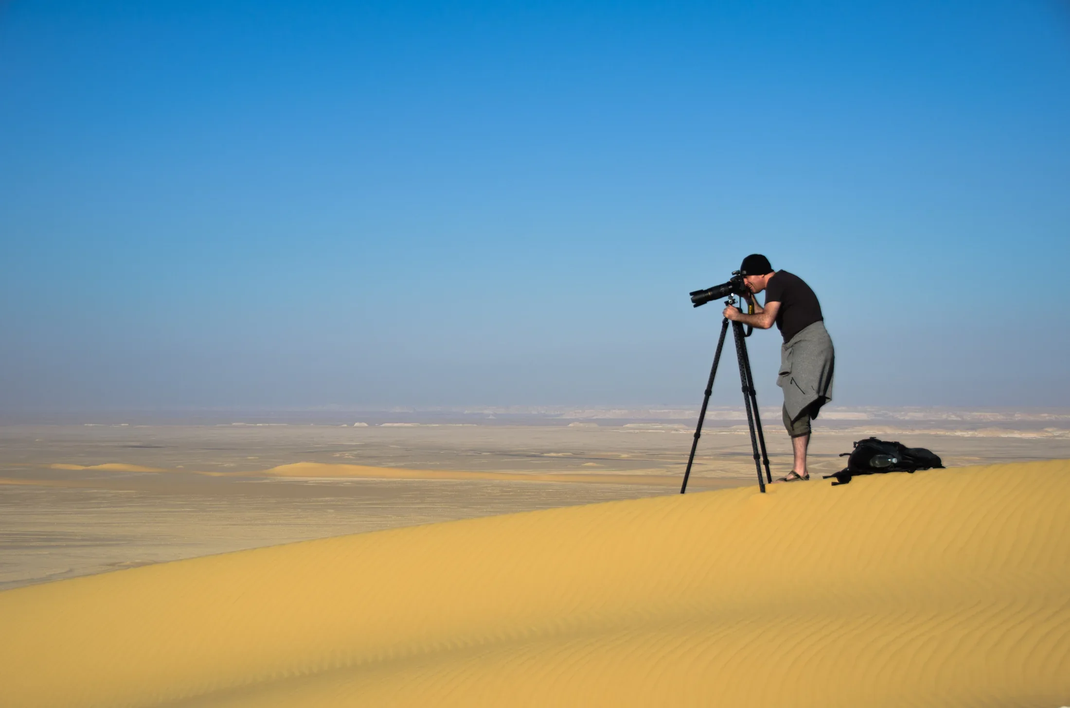 Fotograf auf einer Sanddüne in der ägyptischen Wüste
