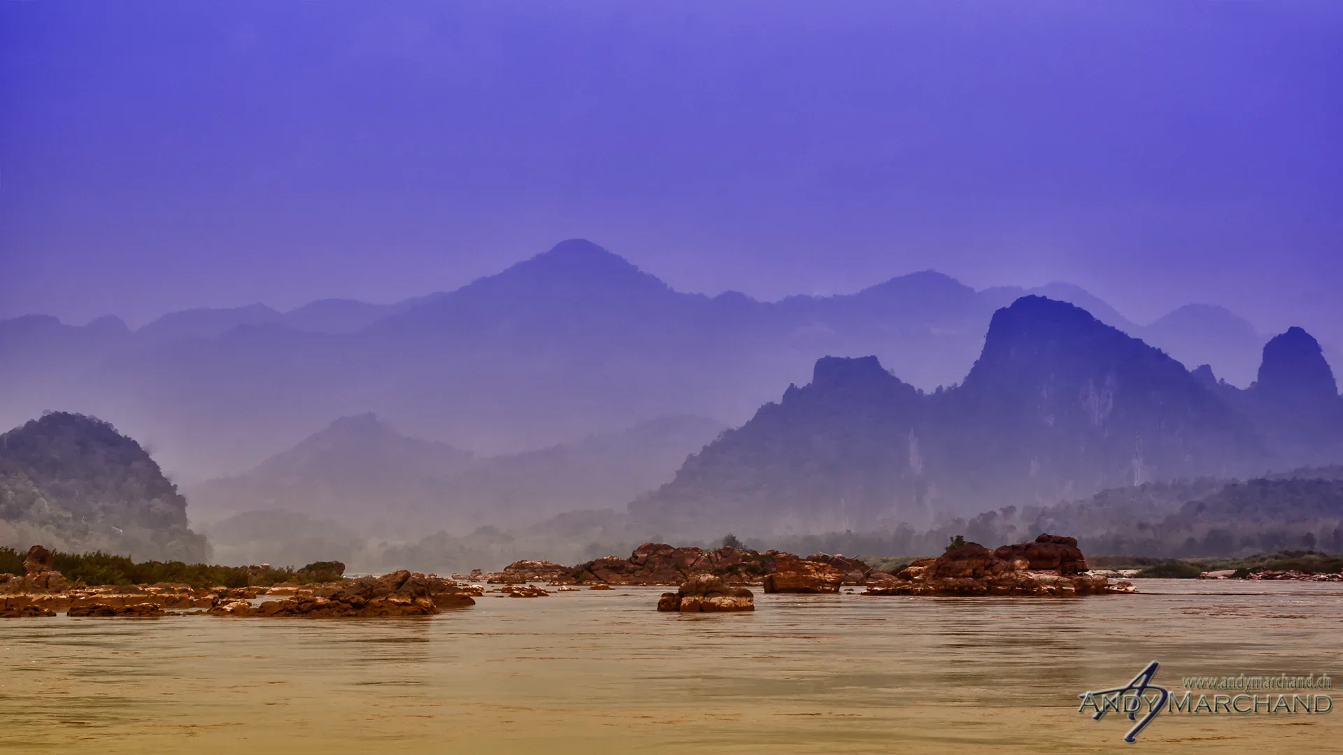 Violette Karstberge in mehreren Dunstschichten am Mekong bei Luang Prabang