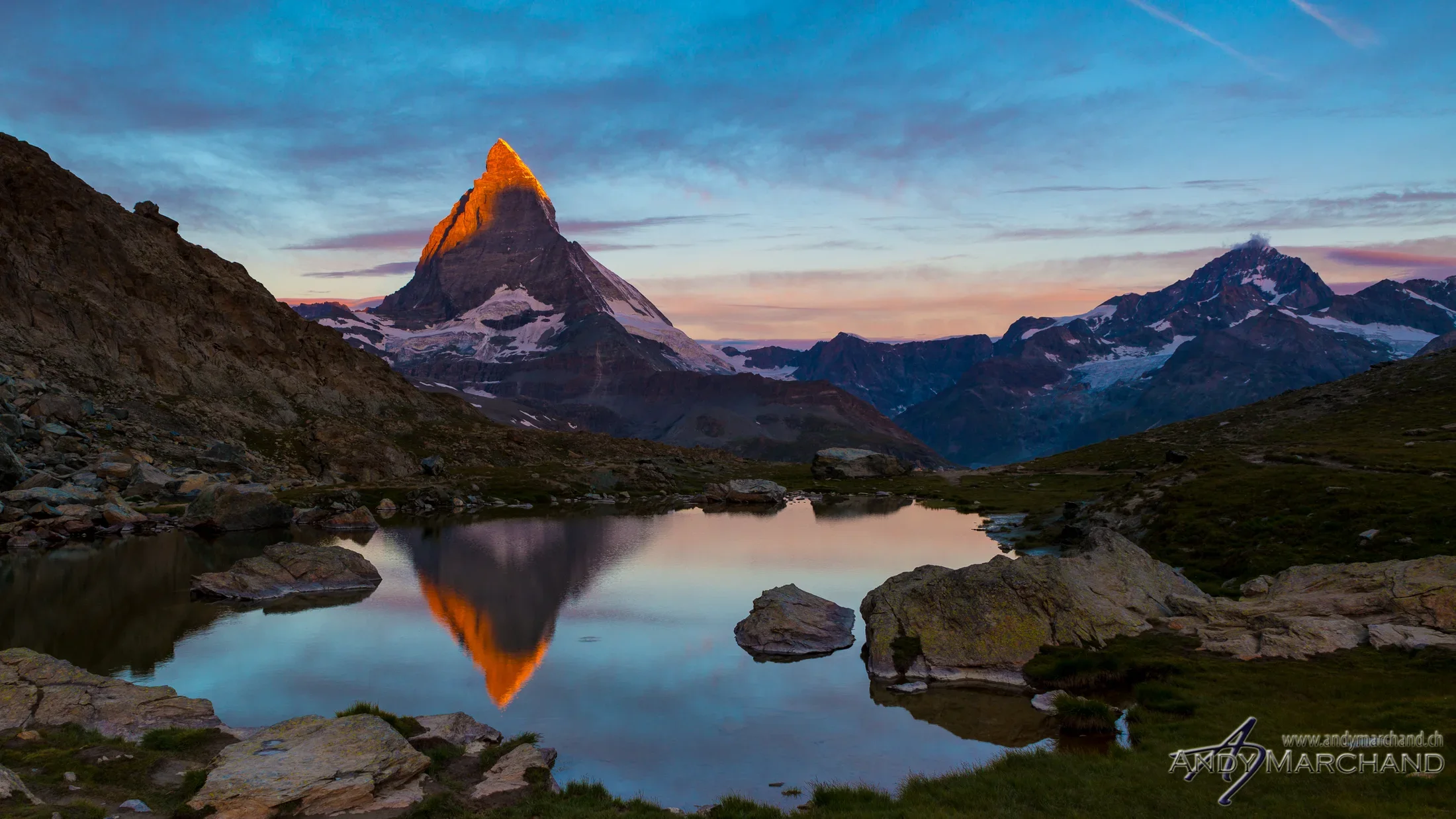Das Matterhorn im ersten Sonnenlicht mit seiner Spiegelung im Riffelsee